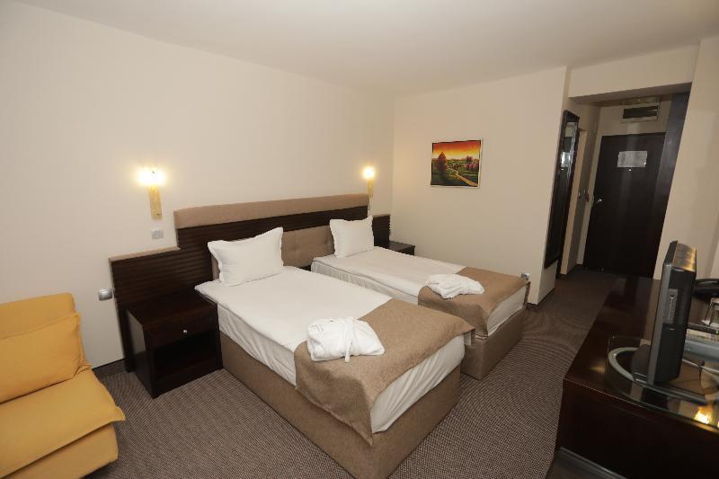 & Holidays - Free Parking 4*