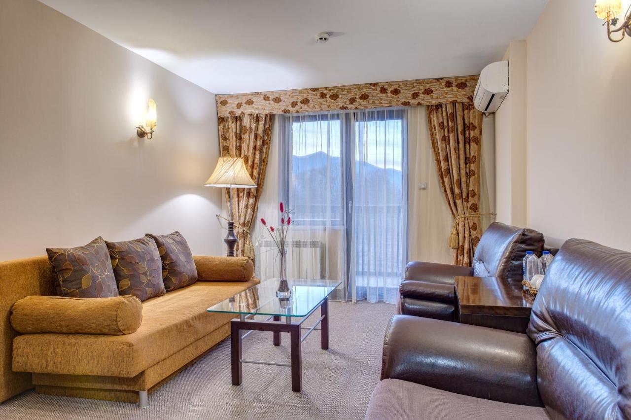 & Holidays - Free Parking Hotel