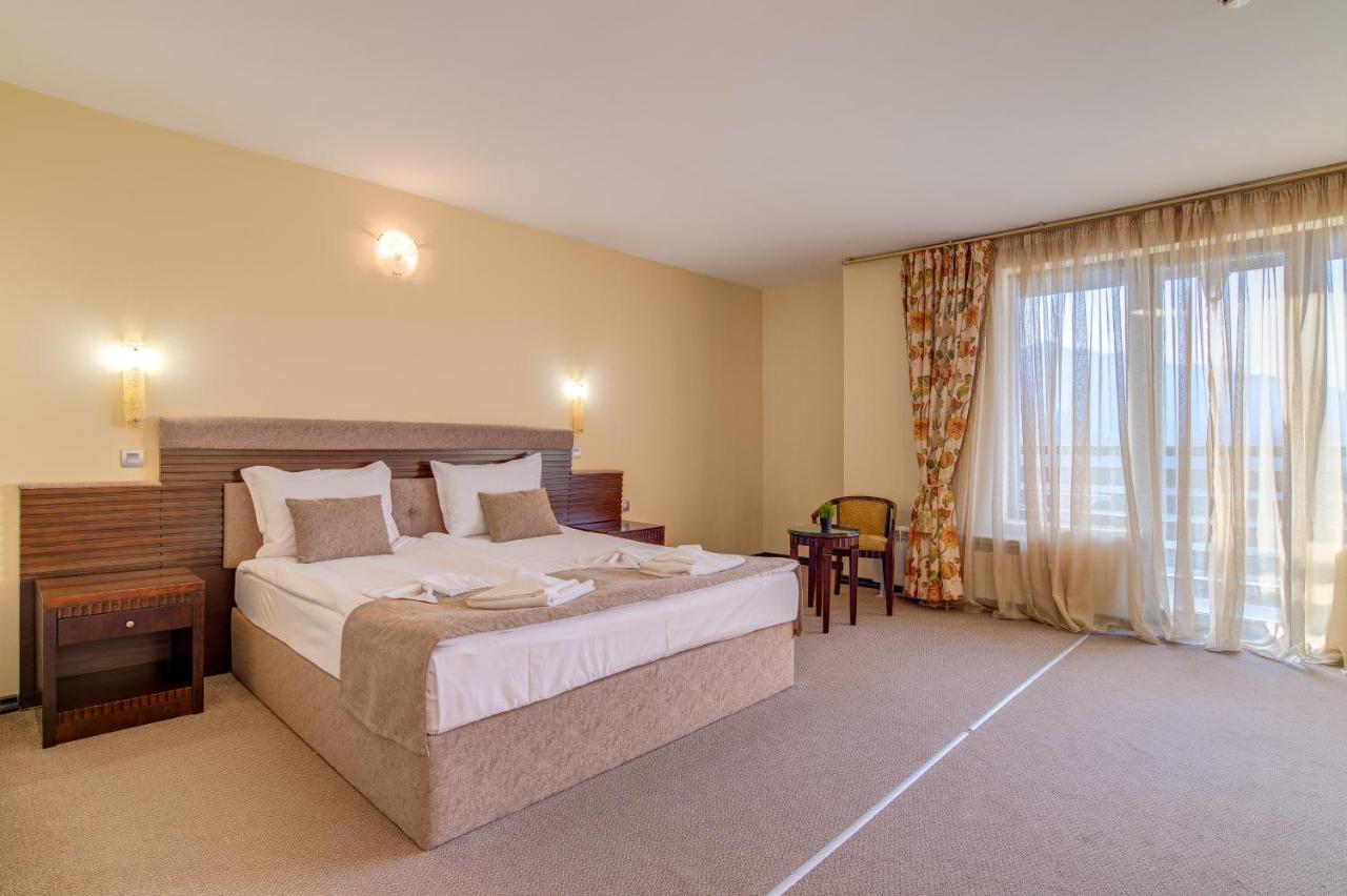Hotel & Holidays - Free Parking