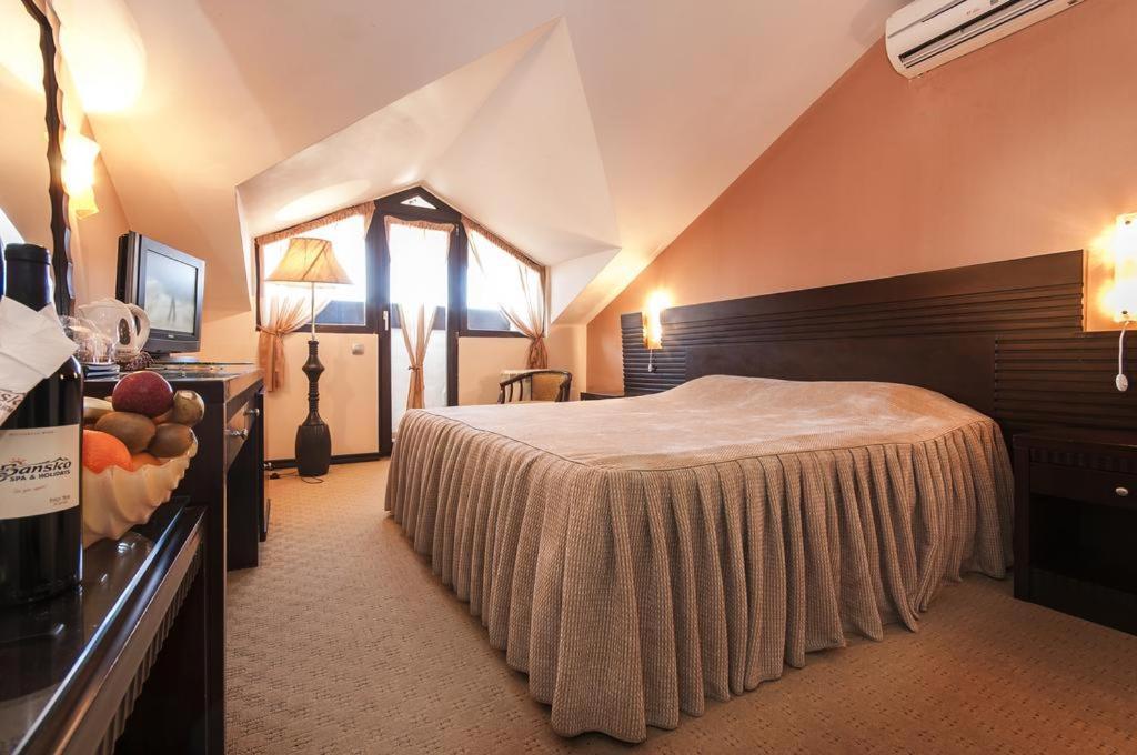 Hotel & Holidays - Free Parking