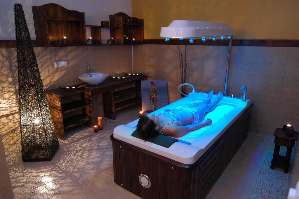 & Holidays - Free Parking Hotel